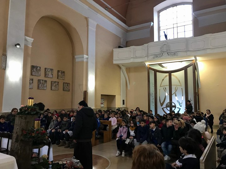 Natale in chiesa, i bambini della Basilio Cecchi da don Fabio: “Incontri sul senso della nascita di Gesù”